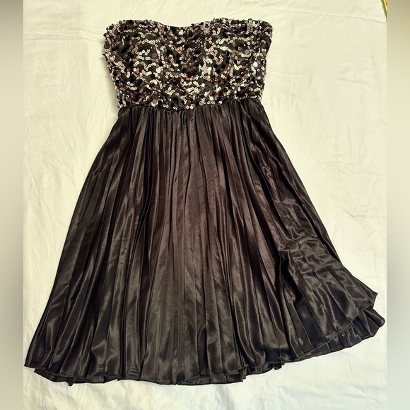 Women’s Cocktail Dress With Sequin Top and Black Pleated, Lined Skirt Size Small - Picture 10 of 13
